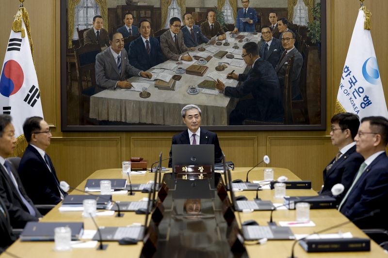 신현송 한국은행 총재(가운데)가 지난 7월 16일 금융통화위원회 본회의를 주재하고 있다. 뉴스1