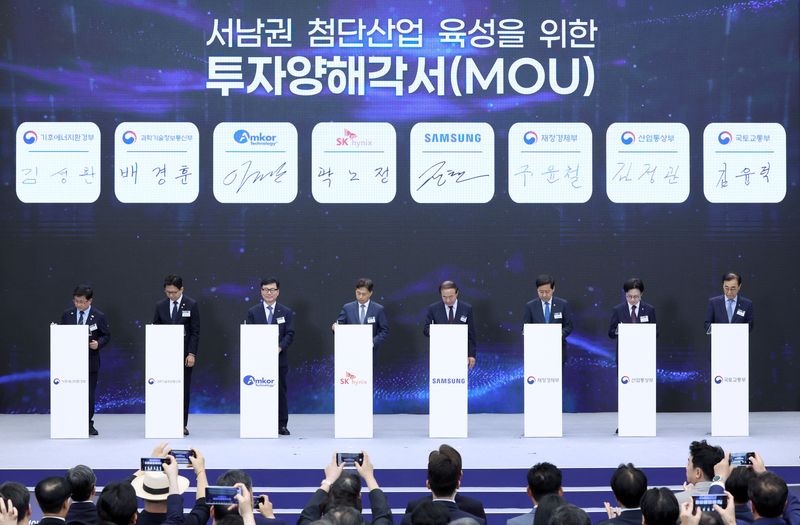 광주 김대중 컨벤션센터에서 열린 서남권 첨단산업 발전비전 국민보고회에서 참석자들이 서남권 첨단산업 육성을 위한 투자양해각서에 서명하고 있다. 왼쪽부터 김성환 기후에너지환경부 장관, 배경훈 부총리 겸 과기정통부 장관, 이진안 앰코테크놀로지코리아 대표, 곽노정 SK하이닉스 대표, 전영현 삼성전자 부회장, 구윤철 부총리 겸 재정경제부 장관, 김정관 산업통상부 장관, 김윤덕 국토교통부 장관. (청와대통신사진기자단) 2026.6.30 ⓒ 뉴스1 허경 기자