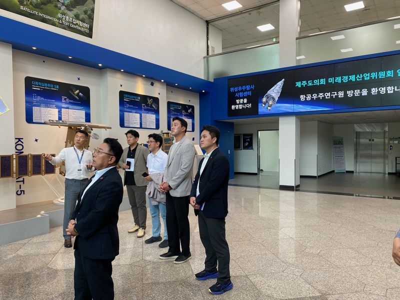 제주도의회 미래경제산업위원회 위원들이 4일 대전 한국항공우주연구원에서 위성·우주 연구시설과 기술개발 현황에 관한 설명을 듣고 있다. 위원회는 5일까지 대전과 세종의 연구·실증기관을 찾아 제주 신성장산업 정책과제를 발굴한다. /사진=제주특별자치도의회 제공
