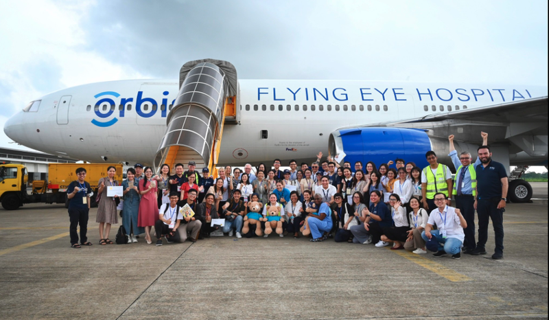 2023년 베트남 껀터에서 현지 안과 의료진이 오르비스 공중 안과 병원(Orbis Flying Eye Hospital)에서 실명 예방 수술 기술에 대한 실습 교육을 받은 현장 모습. 에어아시아 제공