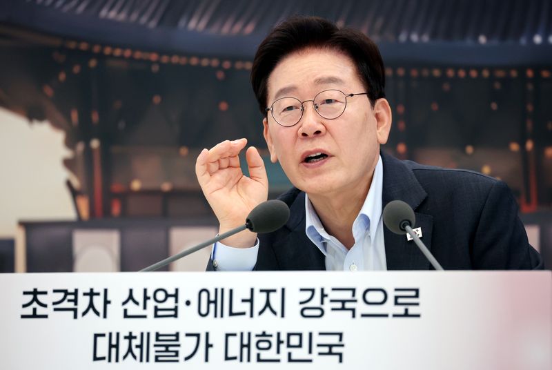 이재명 대통령이 4일 청와대 영빈관에서 열린 산업통상부·지식재산처·기후에너지환경부·기상청·원자력안전위원회 업무보고에서 발언하고 있다. 연합뉴스