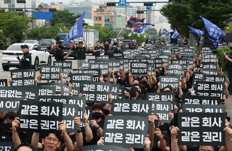 지난달 16일 경기 수원시 영통구 삼성전자 수원사업장 정문에서 열린 삼성전자노동조합 동행(동행노조) 집회에서 조합원들이 2026년 임금협상에 따른 성과급 격차를 규탄하고 있다. 뉴스1