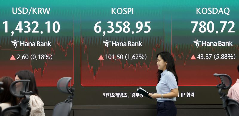 4일 원·달러 환율은 2.7원 오른 1432.5원으로 거래를 마쳤다. 이날 서울 중구 하나은행 딜링룸 전광판에 환율이 표시되어 있다. 뉴시스