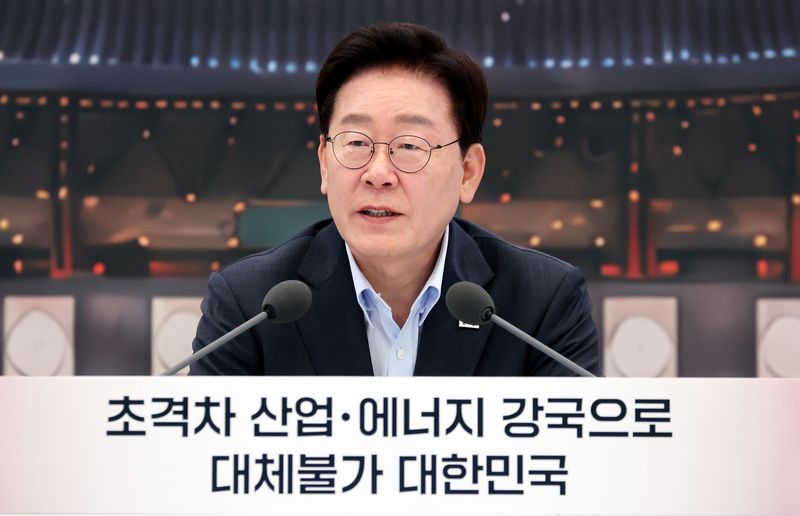 [서울=뉴시스] 김진아 기자= 이재명 대통령이 4일 청와대 영빈관에서 열린 산업부, 지재처, 기후부, 원안위 등에 대한 부처 업무보고에서 발언을 하고 있다.(청와대통신사진기자단) 2026.08.04. bluesoda@newsis.com