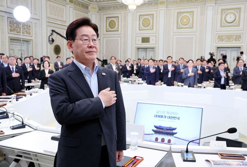 [서울=뉴시스] 김진아 기자= 이재명 대통령이 4일 청와대 영빈관에서 열린 산업부, 지재처, 기후부, 원안위 등에 대한 부처 업무보고에서 국민의례를 하고 있다.(청와대통신사진기자단) 2026.08.04. bluesoda@newsis.com