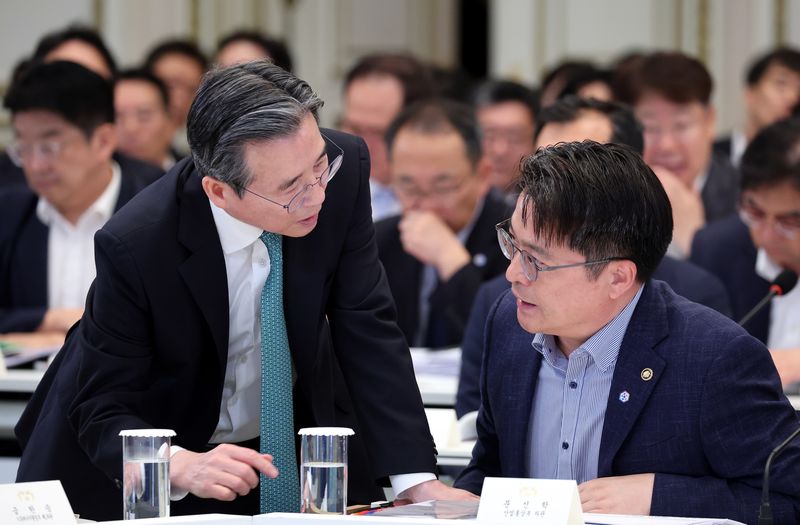 [서울=뉴시스] 김진아 기자= 김용범 정책실장과 문신학(오른쪽) 산업통상부 차관이 4일 청와대 영빈관에서 열린 산업부, 지재처, 기후부, 원안위 등에 대한 부처 업무보고에서 대화를 하고 있다.(청와대통신사진기자단) 2026.08.04. bluesoda@newsis.com