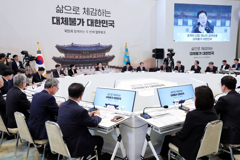 [서울=뉴시스] 김진아 기자 = 이재명 대통령이 4일 청와대 영빈관에서 열린 산업부, 지재처, 기후부, 원안위 등에 대한 부처 업무보고에서 발언을 하고 있다.(청와대통신사진기자단) 2026.08.04. bluesoda@newsis.com