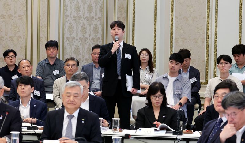 [서울=뉴시스] 김진아 기자 = 국민참여단 이윤석 씨가 4일 청와대 영빈관에서 열린 산업부, 지재처, 기후부, 원안위 등에 대한 부처 업무보고에서 발언을 하고 있다. (청와대통신사진기자단) 2026.08.04. bluesoda@newsis.com