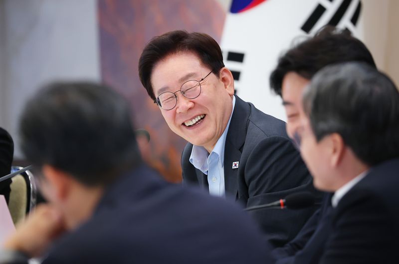 [서울=뉴시스] 김진아 기자= 이재명 대통령이 4일 청와대 영빈관에서 열린 고용노동부, 중기부, 공정위에 대한 부처 업무보고에서 발언 중 웃음을 터뜨리고 있다.(청와대통신사진기자단) 2026.08.04. bluesoda@newsis.com