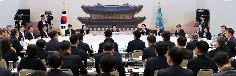 [서울=뉴시스] 김진아 기자= 이재명 대통령이 4일 청와대 영빈관에서 열린 고용노동부, 중기부, 공정위에 대한 부처 업무보고에서 발언하고 있다. (청와대통신사진기자단) 2026.08.04. bluesoda@newsis.com