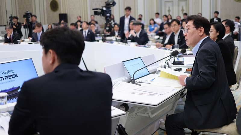 [서울=뉴시스] 김진아 기자= 이재명 대통령이 4일 청와대 영빈관에서 열린 고용노동부, 중기부, 공정위에 대한 부처 업무보고에서 발언하고 있다.(청와대통신사진기자단) 2026.08.04. bluesoda@newsis.com