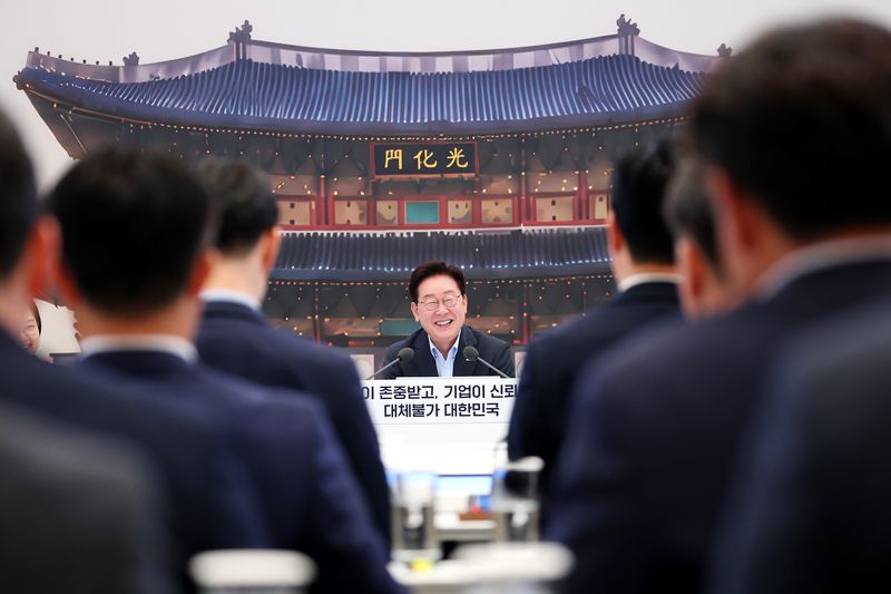[서울=뉴시스] 김진아 기자= 이재명 대통령이 4일 청와대 영빈관에서 열린 고용노동부, 중기부, 공정위에 대한 부처 업무보고에서 발언 중 미소짓고 있다.(청와대통신사진기자단) 2026.08.04. bluesoda@newsis.com