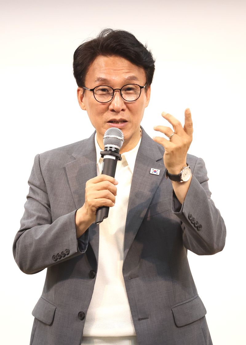 [김제=뉴시스] 김얼 기자 = 김민석 더불어민주당 당대표 후보가 4일 전북 김제시 길보른 종합사회복지관에서 열린 '더불어민주당 김제·부안 권리당원 강연회'에 참석해 발언하고 있다. 2026.08.04. pmkeul@newsis.com
