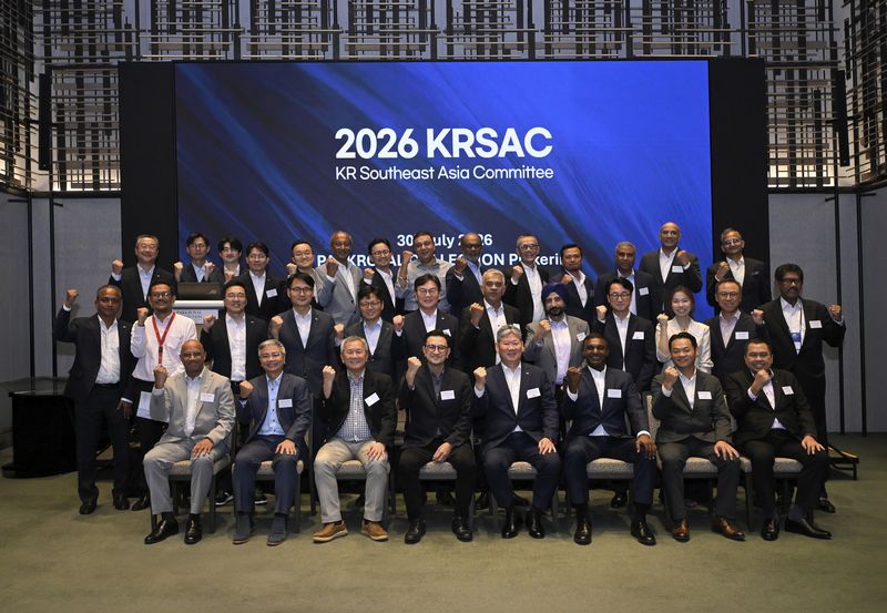 지난달 30일 개최된 2026 동남아시아 위원회에서 이영석 KR 회장(앞줄 왼쪽 다섯번째)과 위원회 회원들이 기념사진을 촬영하고 있다. 한국선급(KR) 제공
