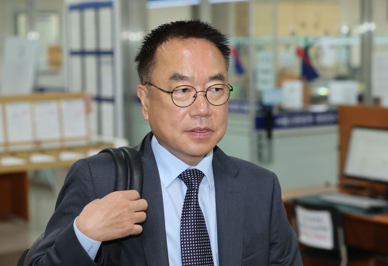 [서울=뉴시스] 김명년 기자 = 서범수 국민의힘 의원이 15일 서울 서초구 서울중앙지방법원에서 열린 추경호 대구시장의 내란중요임무종사 혐의 7차 공판에 증인 신분으로 출석하고 있다.(공동취재) 2026.07.15. photo@newsis.com