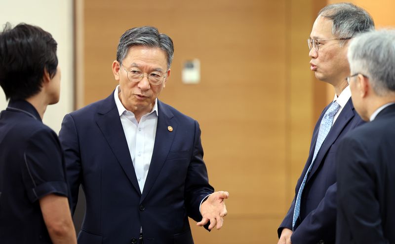 [서울=뉴시스] 박주성 기자 = 정성호 법무부 장관이 4일 오후 서울 서초구 대법원에서 열린 대법관후보추천위원회 회의에 참석해 위원들과 이야기를 나누고 있다. 2026.08.04. park7691@newsis.com