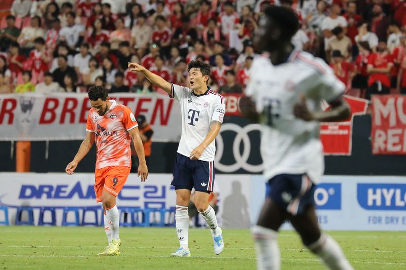 국가대표이자 FC 바이에른 뮌헨 소속 수비수 김민재가 지난 4일 오후 제주 서귀포시 법환동 제주월드컵경기장에서 열린 아우디 풋볼 서밋 2026 제주SK FC vs FC 바이에른 뮌헨에서 그라운드를 누비고 있다. 제주광역치매센터와 제주SK FC는 스포츠를 통해 치매에 대한 이해와 공감을 넓히기 위해 2024년부터 '이름 없는 유니폼' 캠페인을 이어오고 있다. /사진=뉴스1