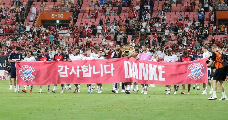 지난 8월4일 제주월드컵경기장에서 열린 '아우디 풋볼 서밋 2026'에서 제주SK FC와 독일 분데스리가 FC 바이에른 뮌헨 선수들이 경기를 펼쳤다. 제주도의회와 조선대학교 스포츠과학연구소는 외지 관람객의 소비지출을 토대로 이 대회의 지역경제 효과를 약 464억607만원으로 추정했다. /사진=뉴스1