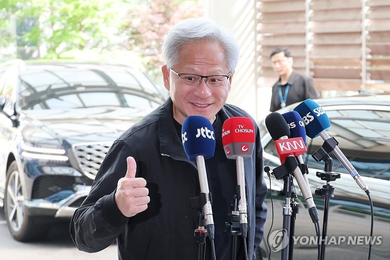 엄지척하고 있는 젠슨 황 엔비디아의 젠슨 황 최고경영자(CEO). 연합뉴스
