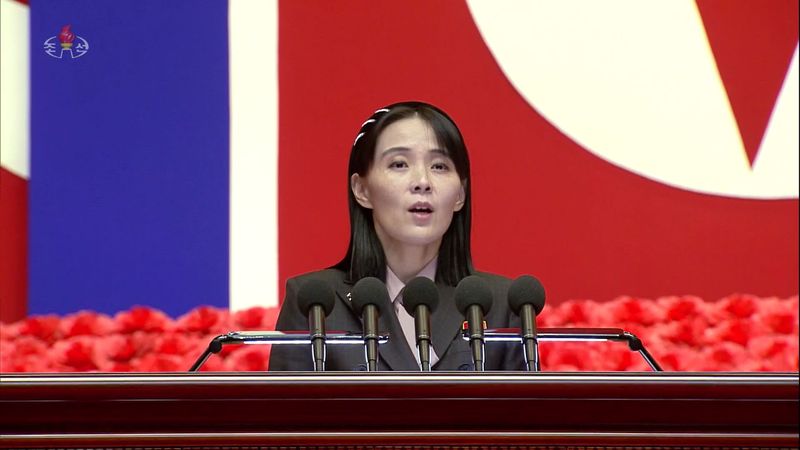 [서울=뉴시스] 김정은 북한 국무위원장이 2022년 8월 10일 평양에서 열린 전국비상방역총화회의를 주재하며 코로나19 사태 종식을 선언했다고 조선중앙TV가 보도했다. 김여정 당시 노동당 부부장은 토론자로 나서 공개 연설을 통해 남측에 의해 코로나19가 북에 유입됐다고 주장하며 강력한 보복 대응을 검토하겠다고 위협했다.(사진 = 조선중앙TV 캡처) 2026.08.05. photo@newsis.com *재판매 및 DB 금지