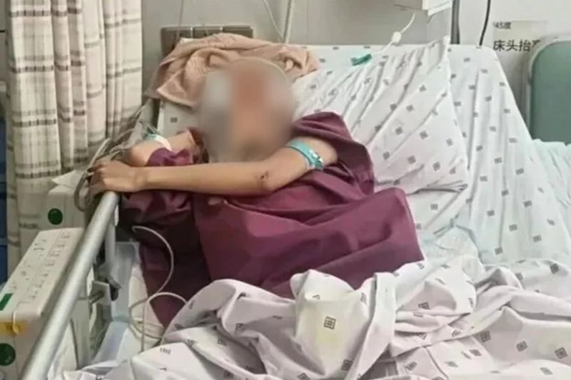 18층 아파트에서 뛰어내렸지만 기적적으로 살아남은 여성. 출처 = SCMP