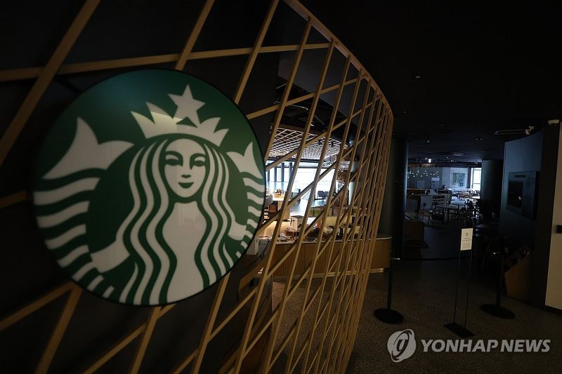불 꺼진 스타벅스 매장 (출처=연합뉴스)