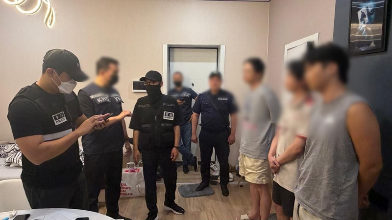 경찰이 카자흐스탄 알마티에서 한국인 스캠 범죄 조직원들을 검거한 뒤 신원을 확인하고 있다. 경찰청 제공