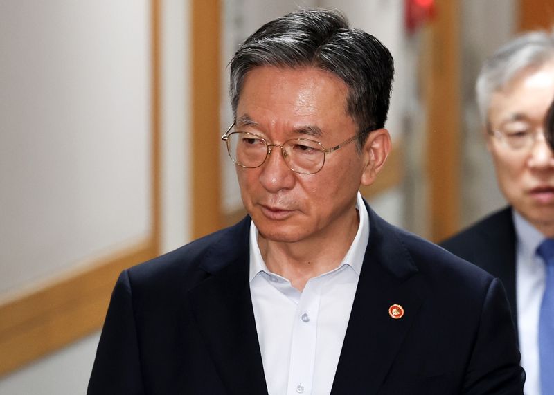 대법관 후보 추천위원회 위원인 정성호 법무부 장관이 지난 4일 오후 서울 서초구 대법원에서 열린 후보추천위원회 회의에 입장하고 있다. 뉴스1