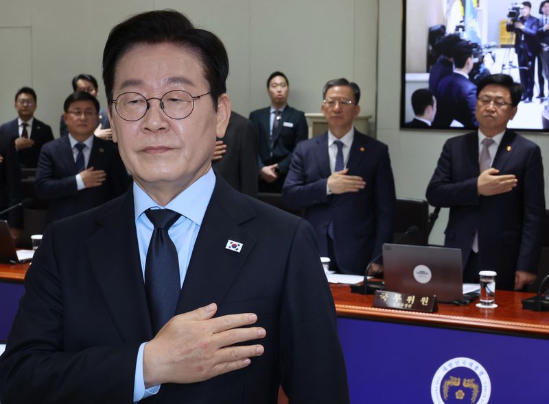 [서울=뉴시스] 최동준 기자 = 이재명 대통령이 11일 서울 용산 대통령실 청사에서 열린 국무회의에서 정성호 법무부 장관, 최교진 교육부 장관을 비롯한 참석자들과 국민의례를 하고 있다. (대통령실통신사진기자단) 2025.11.11. photocdj@newsis.com