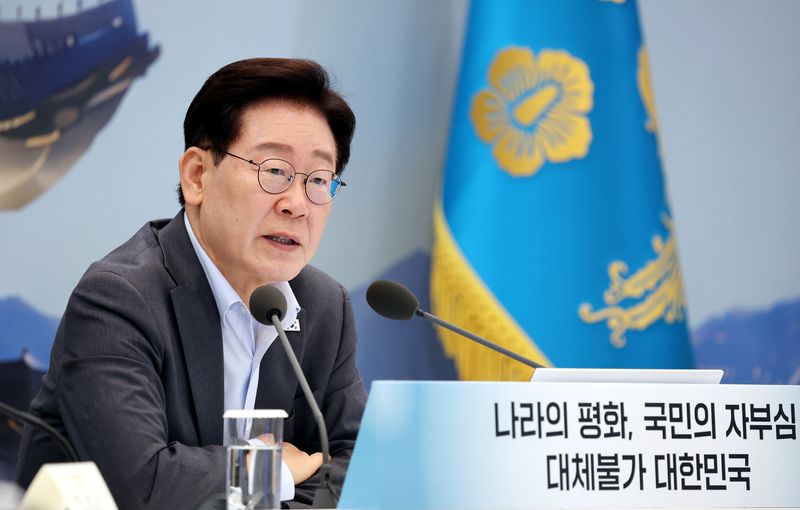 이재명 대통령이 5일 청와대 영빈관에서 열린 외교부, 통일부, 국방부, 국가보훈부에 대한 부처 업무보고에서 발언하고 있다. 뉴시스