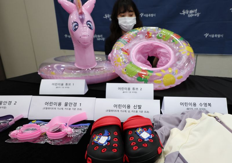 [서울=뉴시스] 이영환 기자 = 5일 오전 서울 중구 서울시청에서 직원이 안전기준 부적합 해외직구 어린이 물놀이용품을 보이고 있다.서울시는 여름철 어린이 물놀이용품 수요가 늘어 해외 온라인 플랫폼에서 판매 중인 어린이용 튜브·수영복·물안경 등 총 20개 제품에 대해 안전성 검사를 실시한 결과 6개 제품이 산업통상부가 고시한 국내 안전기준에 부적합한 것으로 나타났다고 밝혔다. 시는 부적합 판정을 받은 제품에 대해 해당 온라인 플랫폼에 판매 중단을 요청했다고 전했다. 2026.08.05. 20hwan@newsis.com