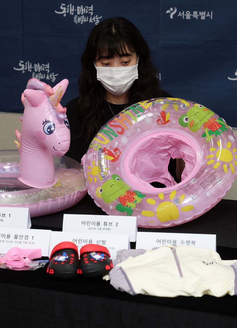 [서울=뉴시스] 이영환 기자 = 5일 오전 서울 중구 서울시청에서 직원이 안전기준 부적합 해외직구 어린이 물놀이용품을 보이고 있다.서울시는 여름철 어린이 물놀이용품 수요가 늘어 해외 온라인 플랫폼에서 판매 중인 어린이용 튜브·수영복·물안경 등 총 20개 제품에 대해 안전성 검사를 실시한 결과 6개 제품이 산업통상부가 고시한 국내 안전기준에 부적합한 것으로 나타났다고 밝혔다. 시는 부적합 판정을 받은 제품에 대해 해당 온라인 플랫폼에 판매 중단을 요청했다고 전했다. 2026.08.05. 20hwan@newsis.com