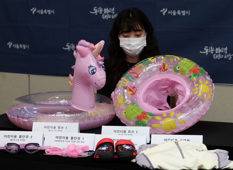 [서울=뉴시스] 이영환 기자 = 5일 오전 서울 중구 서울시청에서 직원이 안전기준 부적합 해외직구 어린이 물놀이용품을 보이고 있다.서울시는 여름철 어린이 물놀이용품 수요가 늘어 해외 온라인 플랫폼에서 판매 중인 어린이용 튜브·수영복·물안경 등 총 20개 제품에 대해 안전성 검사를 실시한 결과 6개 제품이 산업통상부가 고시한 국내 안전기준에 부적합한 것으로 나타났다고 밝혔다. 시는 부적합 판정을 받은 제품에 대해 해당 온라인 플랫폼에 판매 중단을 요청했다고 전했다. 2026.08.05. 20hwan@newsis.com