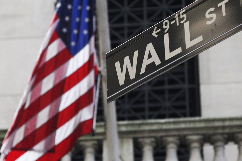 [뉴욕=AP/뉴시스] 2013년 7월15일 미국 뉴욕증권거래소(NYSE) 밖에 성조기와 월스트리트 표지판이 보이는 모습. 2013.07.15.