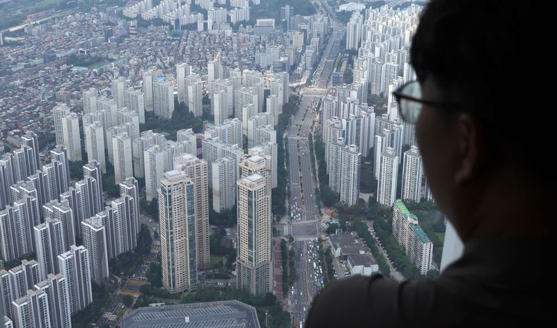 [서울=뉴시스] 홍효식 기자 = 서울 송파구 롯데월드타워 서울스카이에서 바라본 아파트 모습. 2026.08.04. yesphoto@newsis.com