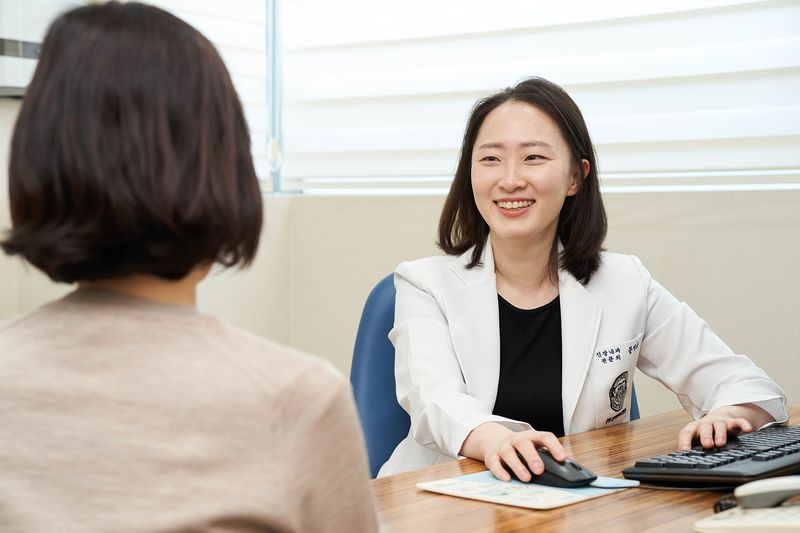 강동경희대학교병원 신장내과 문영윤 교수가 환자를 진료하고 있다. 강동경희대학교병원 제공