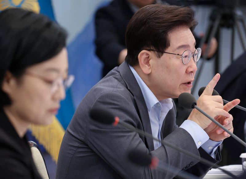 이재명 대통령이 지난 5일 청와대 영빈관에서 열린 부처 업무보고에서 조현 외교부 장관에게 질문하고 있다. 청와대통신사진기자단