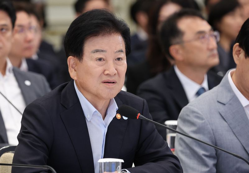 정동영 통일부 장관이 5일 청와대 영빈관에서 열린 외교부, 통일부, 국방부, 국가보훈부 2차 업무보고에서 발언을 하고 있다. 청와대통신사진기자단