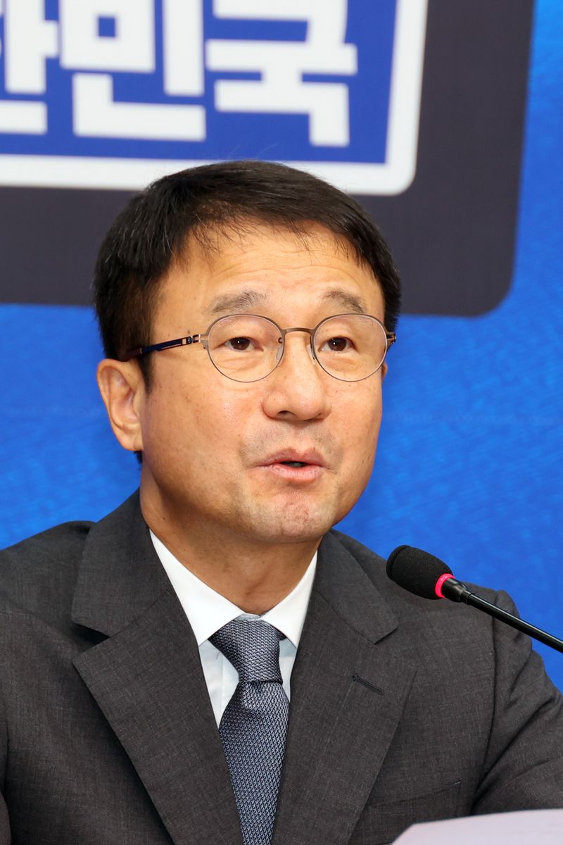 더불어민주당 한병도 당 대표 직무대행 겸 원내대표가 5일 국회에서 열린 최고위원회의에서 발언하고 있다. 사진=서동일 기자