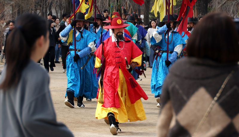 [서울=뉴시스] 추상철 기자 = 1일 오후 서울 종로구 경복궁에서 조선시대 수문장과 수문군의 순찰 모습을 재현한 '수문장 순라의식'이 진행되고 있다. 2026.03.01. scchoo@newsis.com