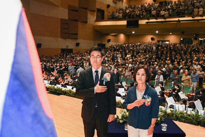 [원주=뉴시스] 이덕화 기자 = 민선9기 구자열 원주시장이 7일 백운아트홀에서 열린 취임식에서 국기에 대한 맹세를 하고 있다. 2026.07.01. wonder8768@newsis.com *재판매 및 DB 금지