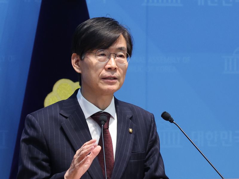 조경태 국민의힘 의원이 지난달 28일 오후 서울 여의도 국회 소통관에서 중앙윤리위원회의 징계 관련 기자회견을 하고 있다. 조 의원은 야당 몫 국회부의장으로 박덕흠 의원을 선출하는 본회의 과정에서 더불어민주당 등 다른 당 의원들에게 박 의원의 낙선을 요청하는 전화를 돌렸다는 이유로 윤리위에 제소됐다. 2026.7.28 ⓒ 뉴스1 황기선 기자