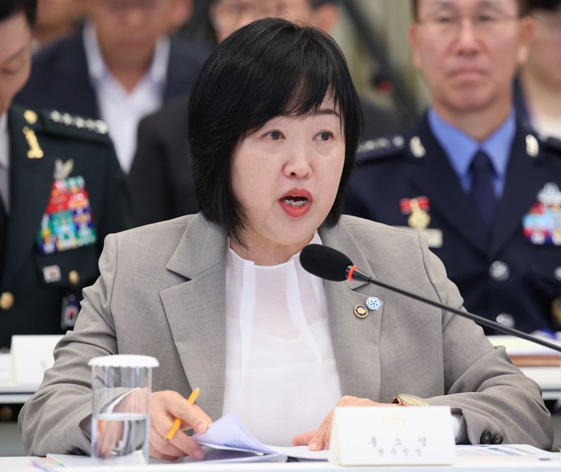 홍소영 병무청장이 5일 청와대 영빈관에서 열린 이재명 대통령 주재 부처 업무보고에서 보고하고 있다. 청와대통신사진기자단