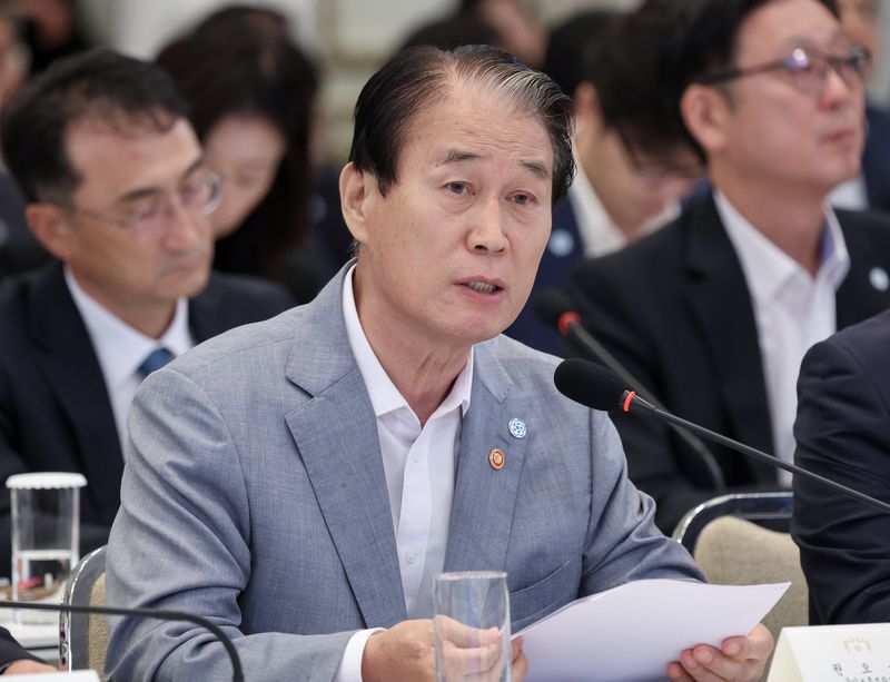 권오을 국가보훈부 장관이 5일 청와대 영빈관에서 열린 이재명 대통령 주재 부처 업무보고에서 보고하고 있다. 청와대통신사진기자단]