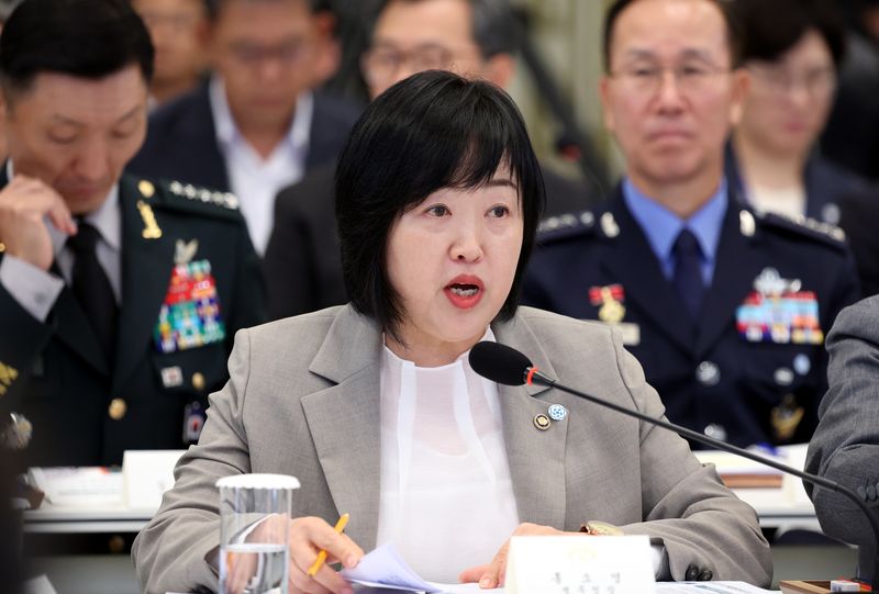 홍소영 병무청장이 5일 청와대 영빈관에서 열린 외교부, 통일부, 국방부, 국가보훈부에 대한 부처 업무보고에서 보고를 하고 있다. 뉴시스