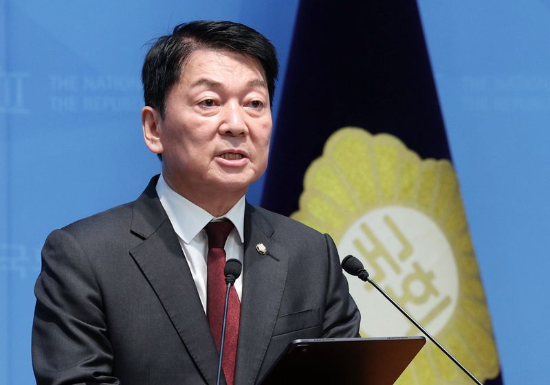 [서울=뉴시스] 고범준 기자 = 안철수 국민의힘 의원이 12일 서울 여의도 국회 소통관에서 기자회견을 열고 한동훈 무소속 의원의 복당을 반대하는 발언을 하고 있다. 2026.07.12. bjko@newsis.com
