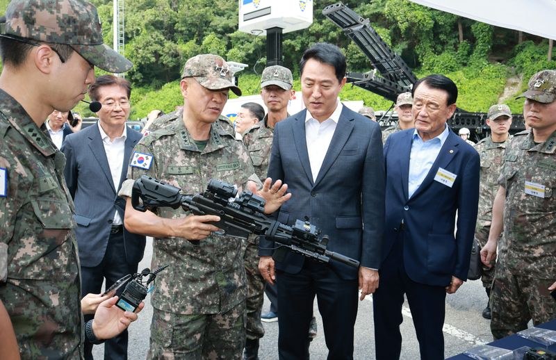 오세훈 서울시장이 5일 오전 서울 은평구 서울소방학교에서 열린 2026 서울시 통합방위회의에서 전시된 군 장비를 살펴보고 있다. 뉴스1
