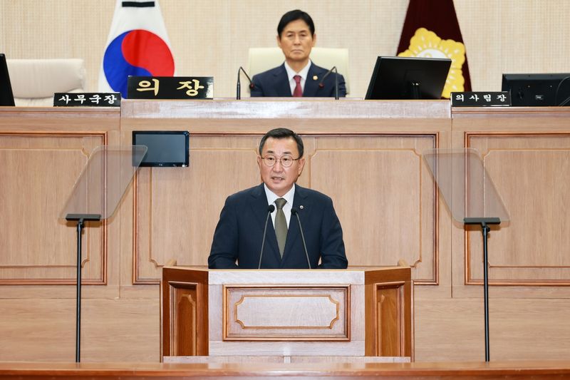 통영시의회에서 발언하는 강석주 통영시장 (출처=연합뉴스)