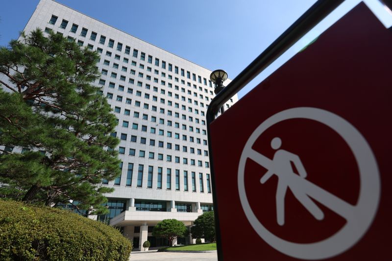 [서울=뉴시스] 고승민 기자 = 5일 법조계에 따르면 검사의 직접·보완수사권 폐지 등을 담은 형사소송법 개정안이 전날 국무회의에서 의결되면서 로펌과 법률사무소에는 현재 진행 중인 사건을 앞으로 어느 기관이 맡는지, 경찰 불송치에 이의를 제기한 사건은 어떻게 처리되는지, 개정안 시행 전 처분이 가능한지 등을 묻는 문의가 이어지고 있다. 사진은 서울 대검찰청. (사진=뉴시스DB) 2026.08.05. kkssmm99@newsis.com