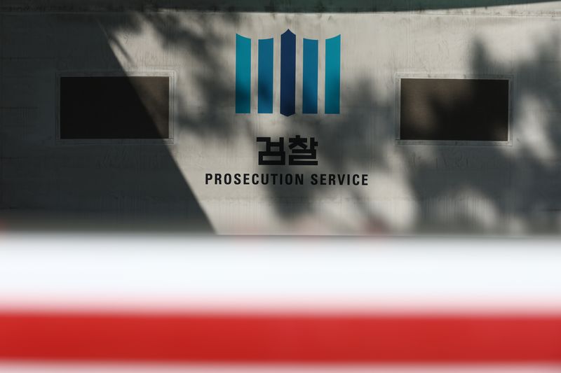 [서울=뉴시스] 고승민 기자 = 5일 법조계에 따르면 검사의 직접·보완수사권 폐지 등을 담은 형사소송법 개정안이 전날 국무회의에서 의결되면서 로펌과 법률사무소에는 현재 진행 중인 사건을 앞으로 어느 기관이 맡는지, 경찰 불송치에 이의를 제기한 사건은 어떻게 처리되는지, 개정안 시행 전 처분이 가능한지 등을 묻는 문의가 이어지고 있다. 사진은 서울 대검찰청. (사진=뉴시스DB) 2026.08.05. kkssmm99@newsis.com